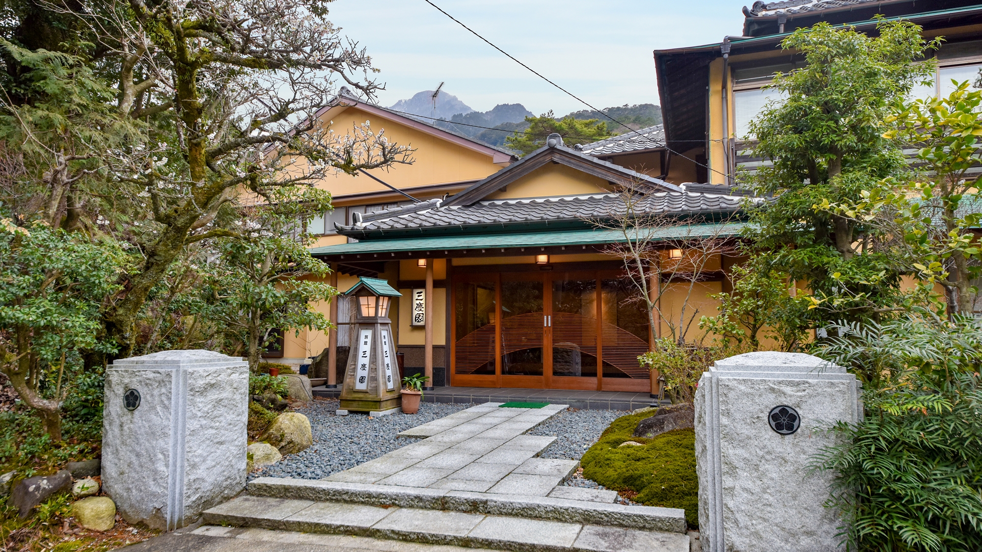 【*外観】昭和30年に建てられた木造建築です。