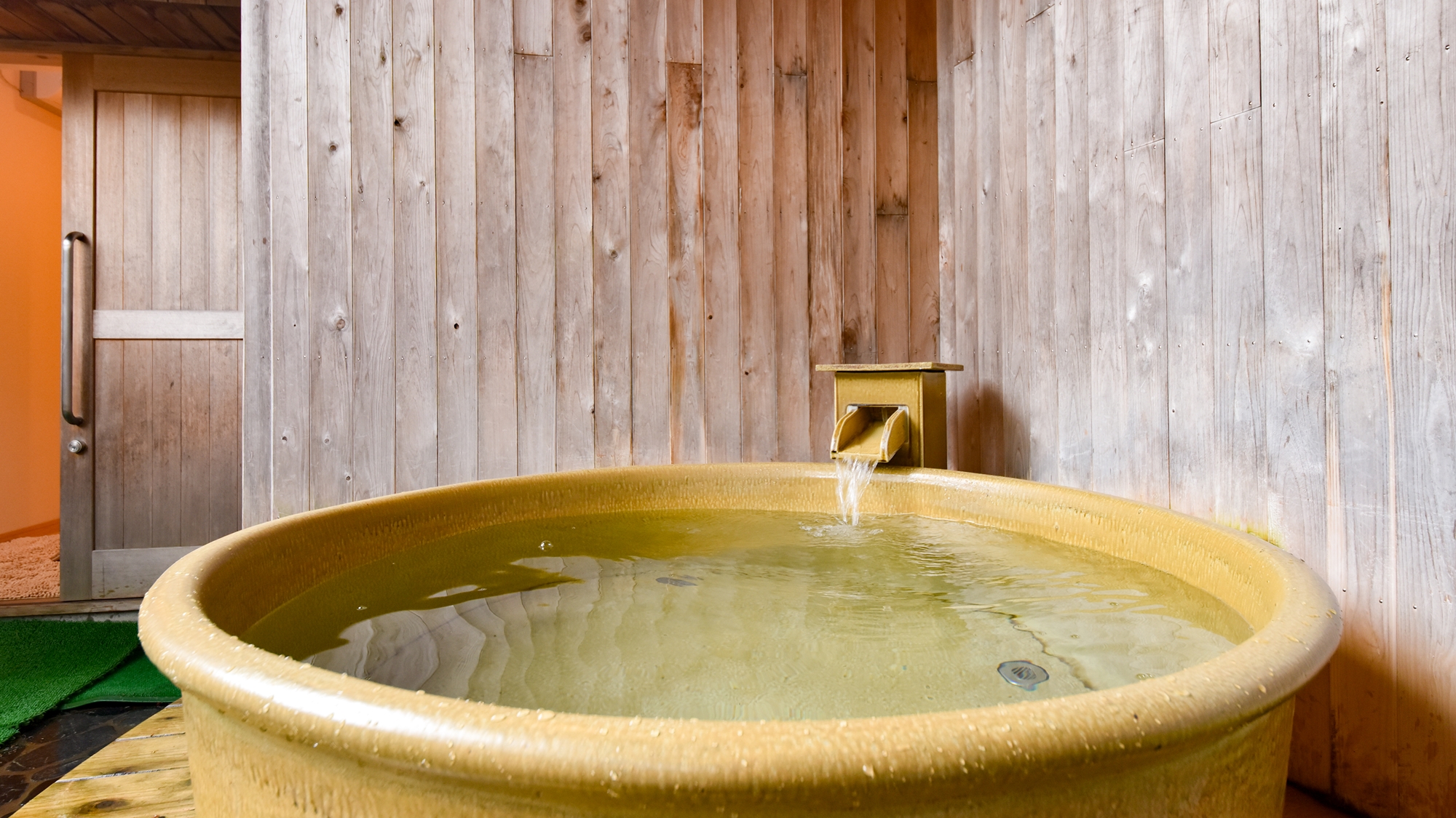 【*貸切露天風呂】浴槽は信楽焼の陶器。ゆったりサイズです。