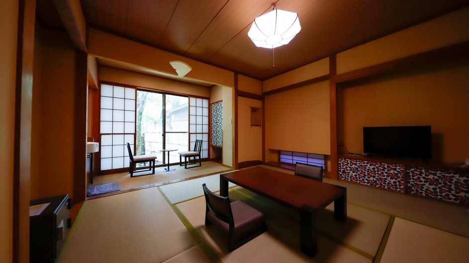 ゆりの間｜＜本館＞山の静寂に包まれる和室｜8帖＋広縁
