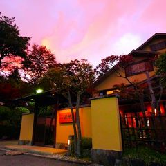 夕焼けと紅葉の桐谷箱根荘