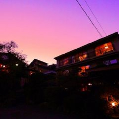 ◆夕暮れ染まる本館客室