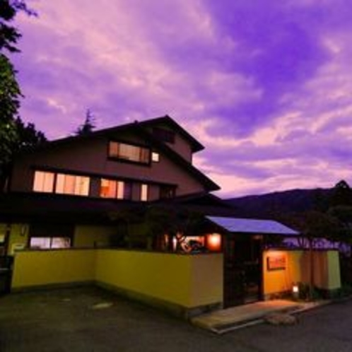 夕焼け空の桐谷箱根荘