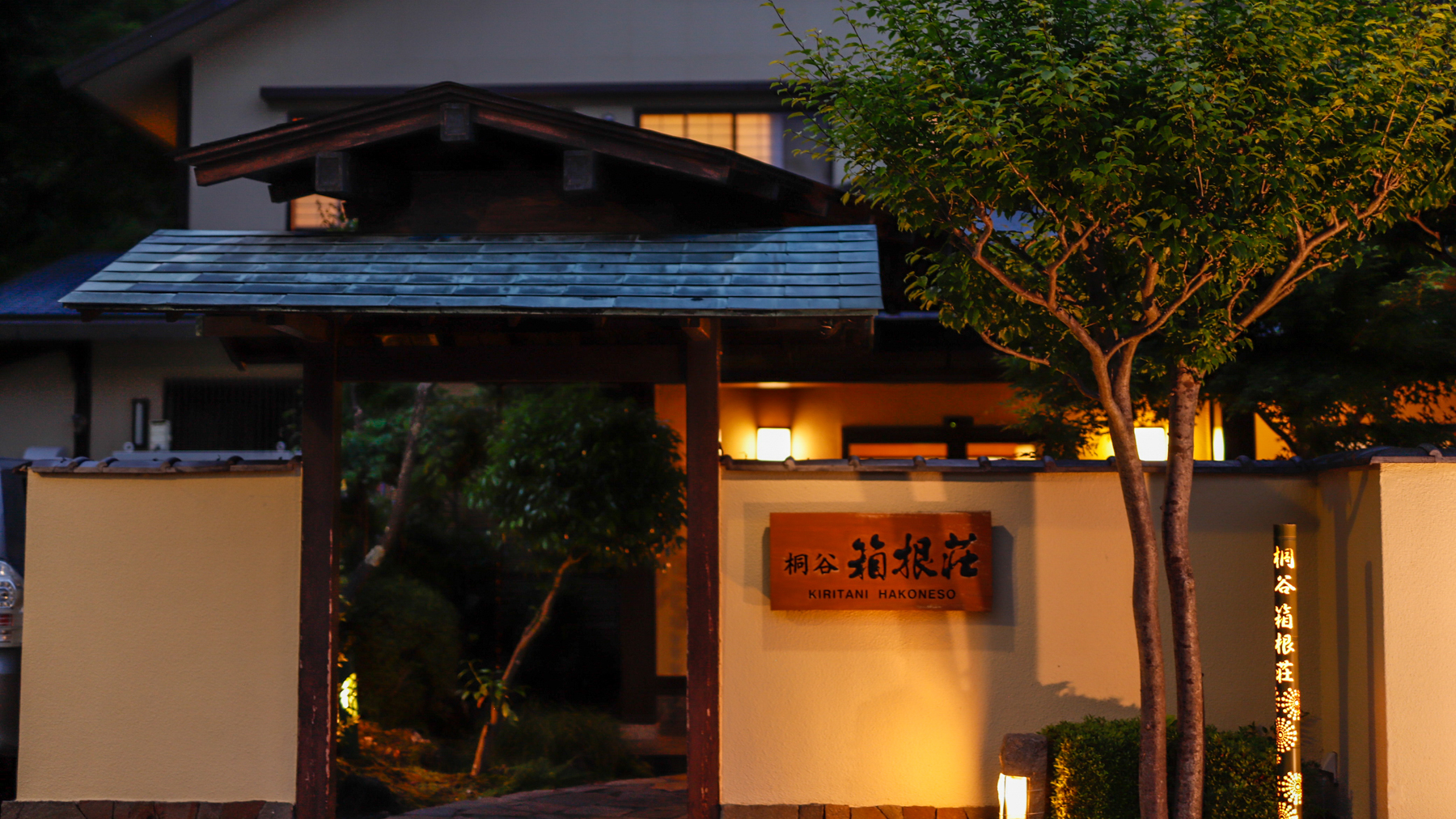 夜のエントランス