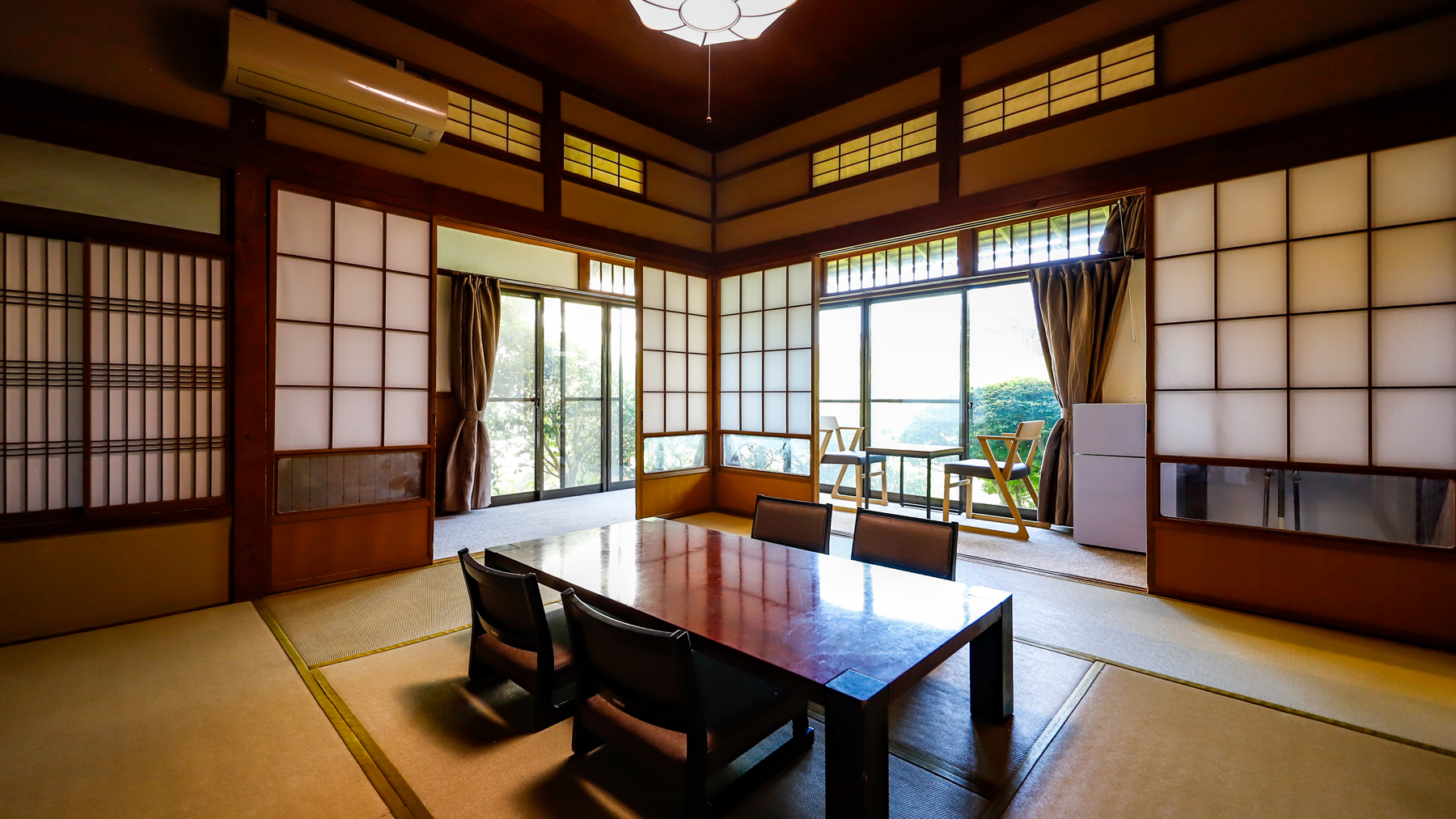 ＜本館／特別室＞紫｜昔ながらの純和室は、ノスタルジックな雰囲気が魅力