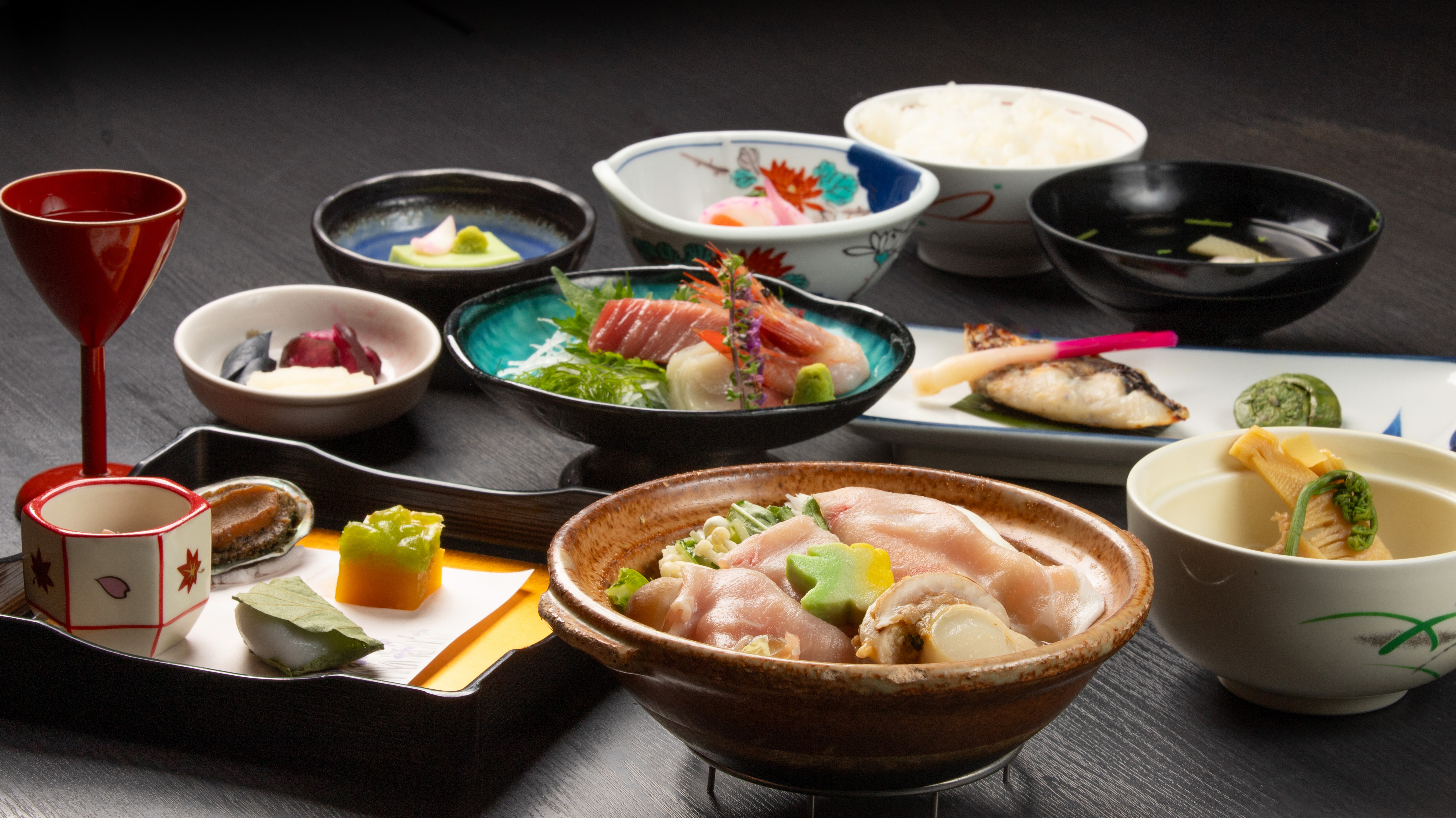 沼津港直送の新鮮な地魚や、ヘルシーなもち豚豆乳鍋が楽しめる会席料理