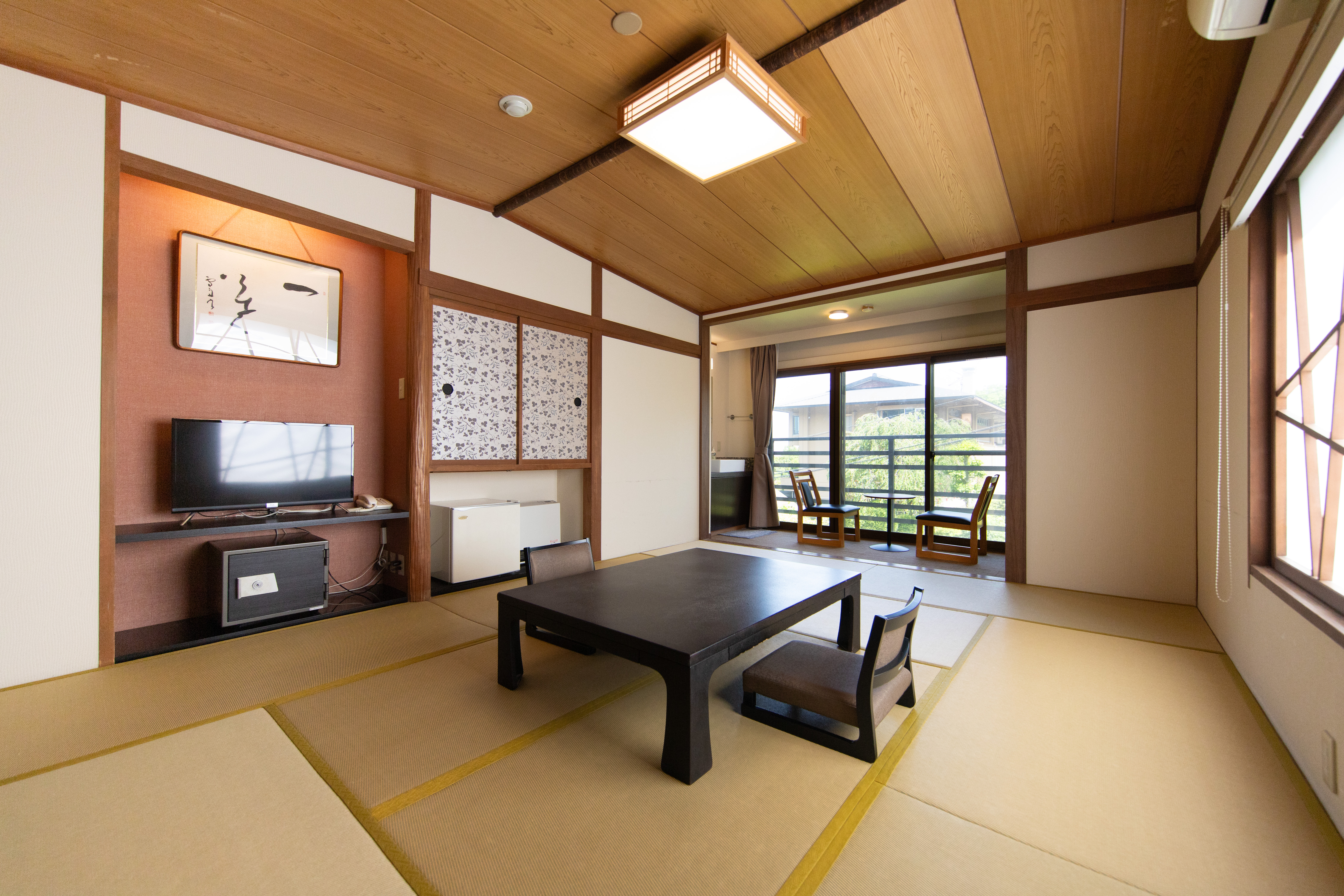 本館10畳和室のスタンダードタイプ。お庭側の明るいお部屋です。