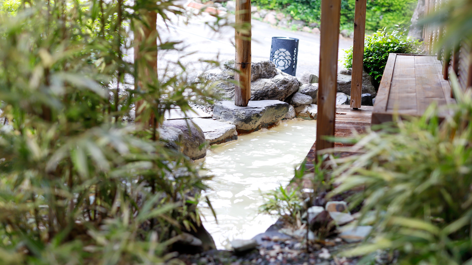 気軽に楽しめる足湯もございます