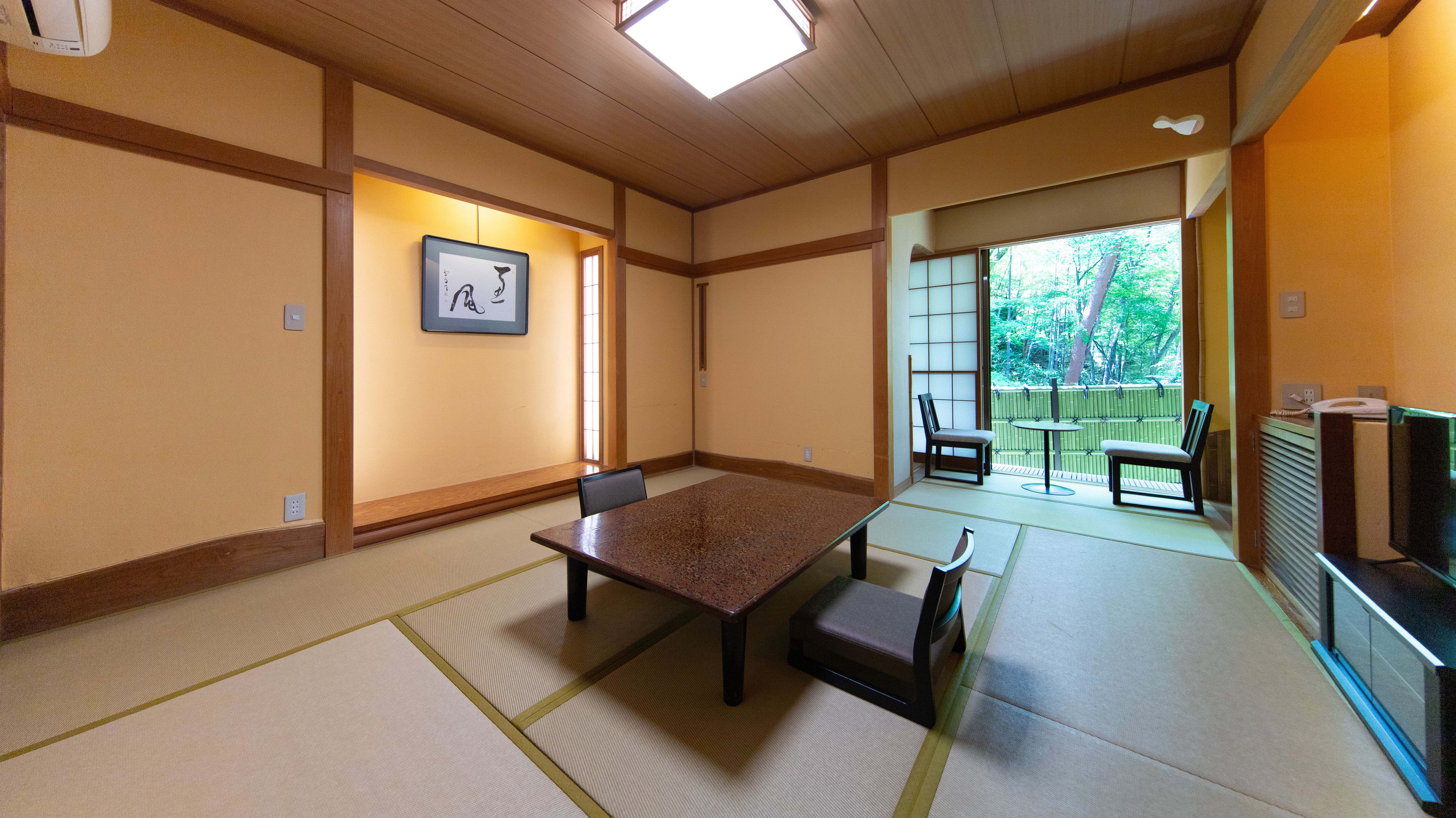 本館8畳和室のスタンダードタイプ。裏山の木々の緑に癒されるお部屋です。