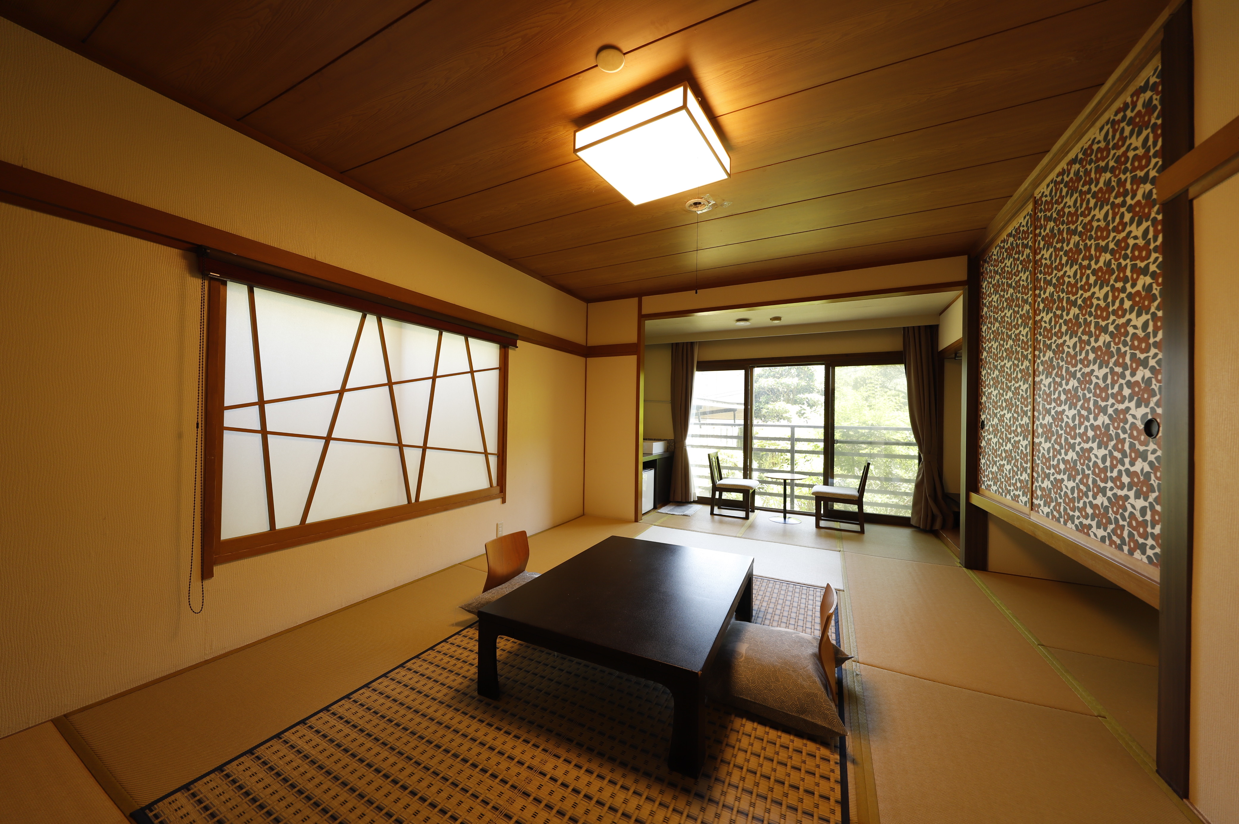 ＜本館客室一例＞10畳和室「もみじ」