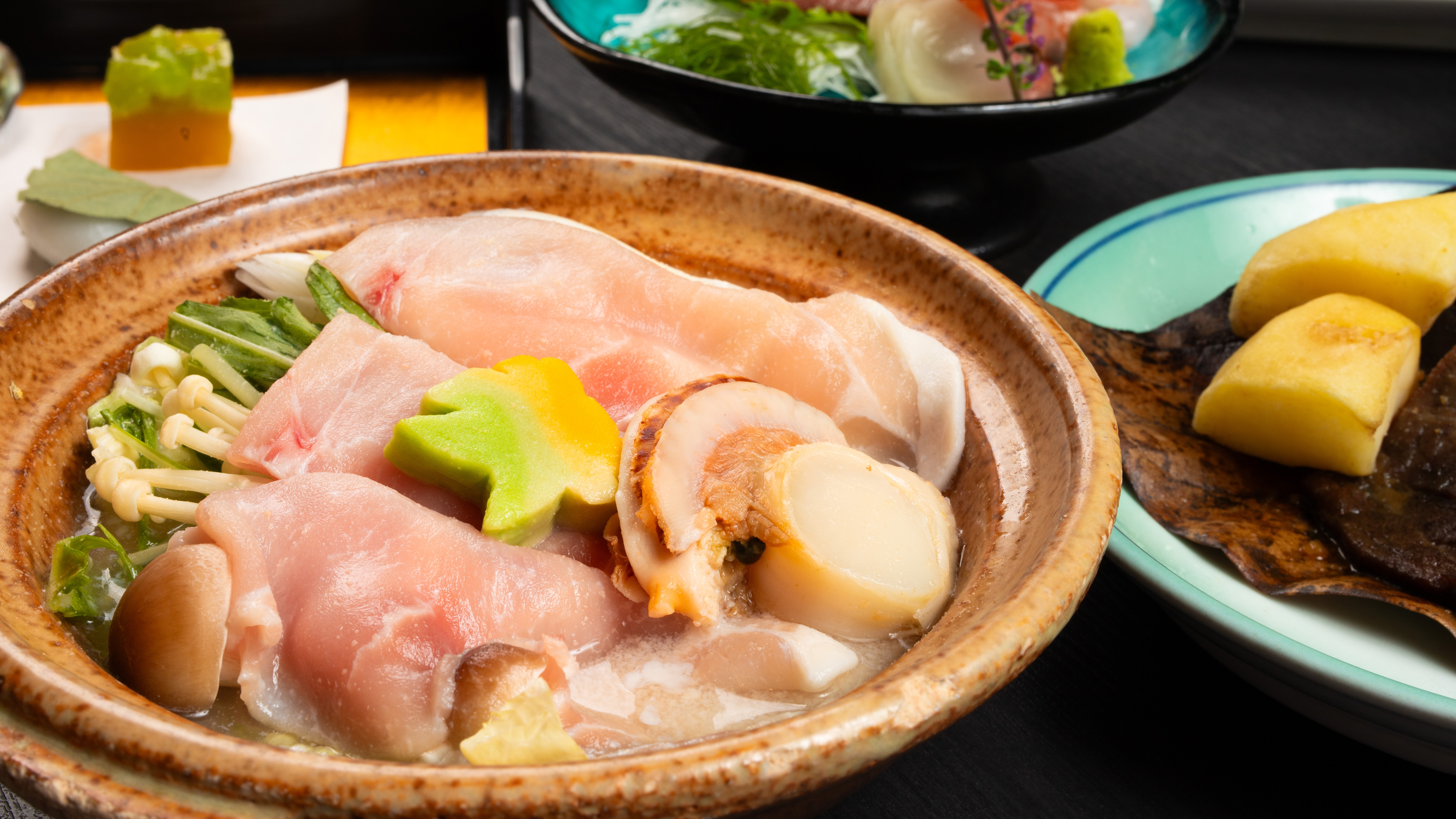 乳白色に濁った温泉をイメージした「もち豚豆乳鍋」