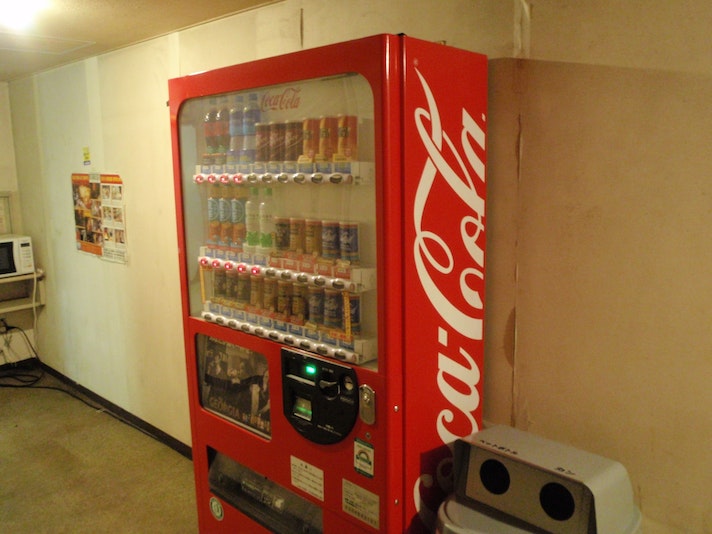 外と同じ値段のコカコーラ自販機