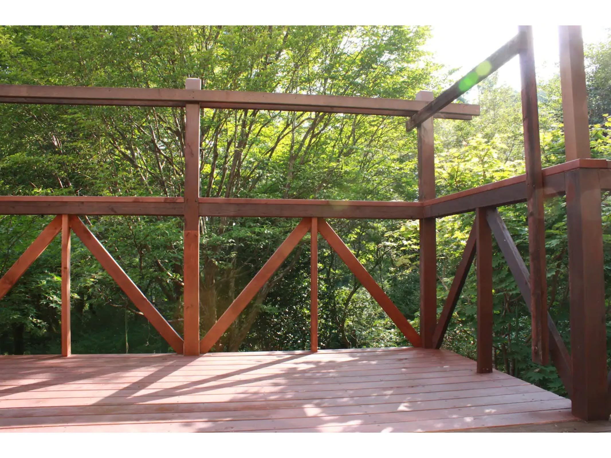 テラスから繋がるウッドデッキ 。春〜夏の景色です