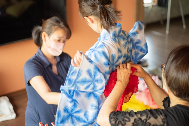 浴衣・着物の着付けサービス(有料)をご利用できます。施設から徒歩10秒の場所にお店があります。...