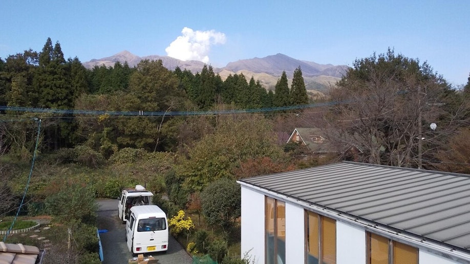 阿蘇中岳が水蒸気の雲を作っている様子が展望台から見えることがあります。