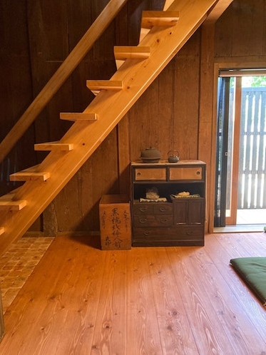 一階客室 ヒノキ製の階段で二階へ