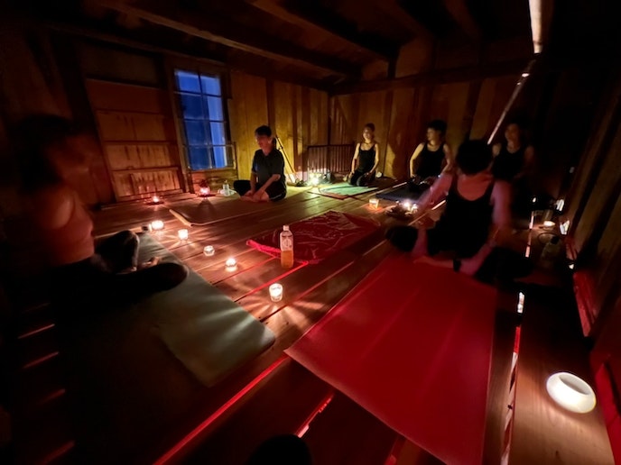 週一で開催されているホットヨガ