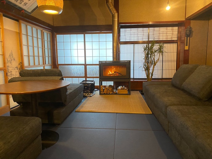 部屋の中に小さな太陽を。ぜひ薪ストーブのあたたかさを体感してください♪