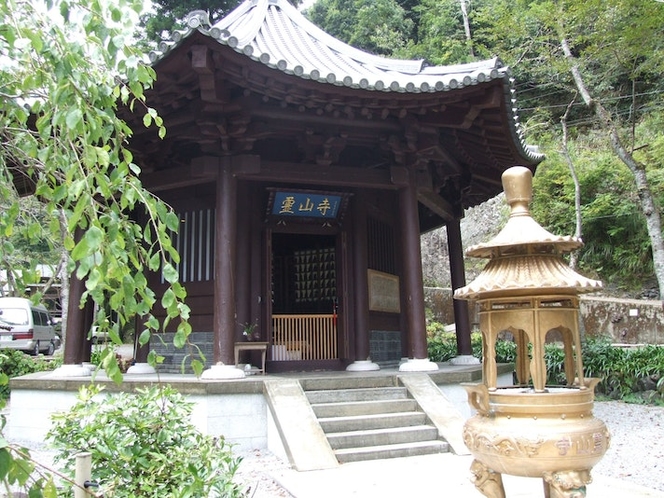 同じく敷地内にある、霊仙三蔵記念堂。霊仙三蔵法師という地元の偉人を祀っています