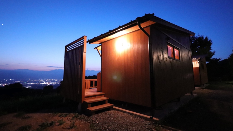 夜は松本平の夜景を一望できます/絶景を望む小さなお家《Akane Villa》