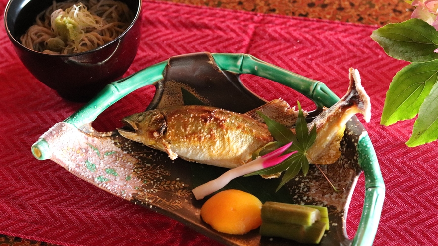 ご夕食一例：川魚や山菜等、旬の食材を使った郷土食をご用意いたします
