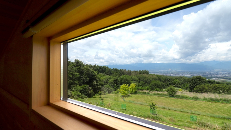 ロフトの窓辺からの景色は絶景です/絶景を望む小さなお家《Akane Villa》