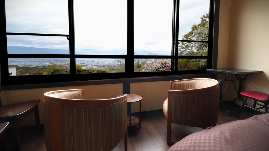 ■半露天風呂温泉付客室-うぐいす-　窓から見渡す松本平の絶景