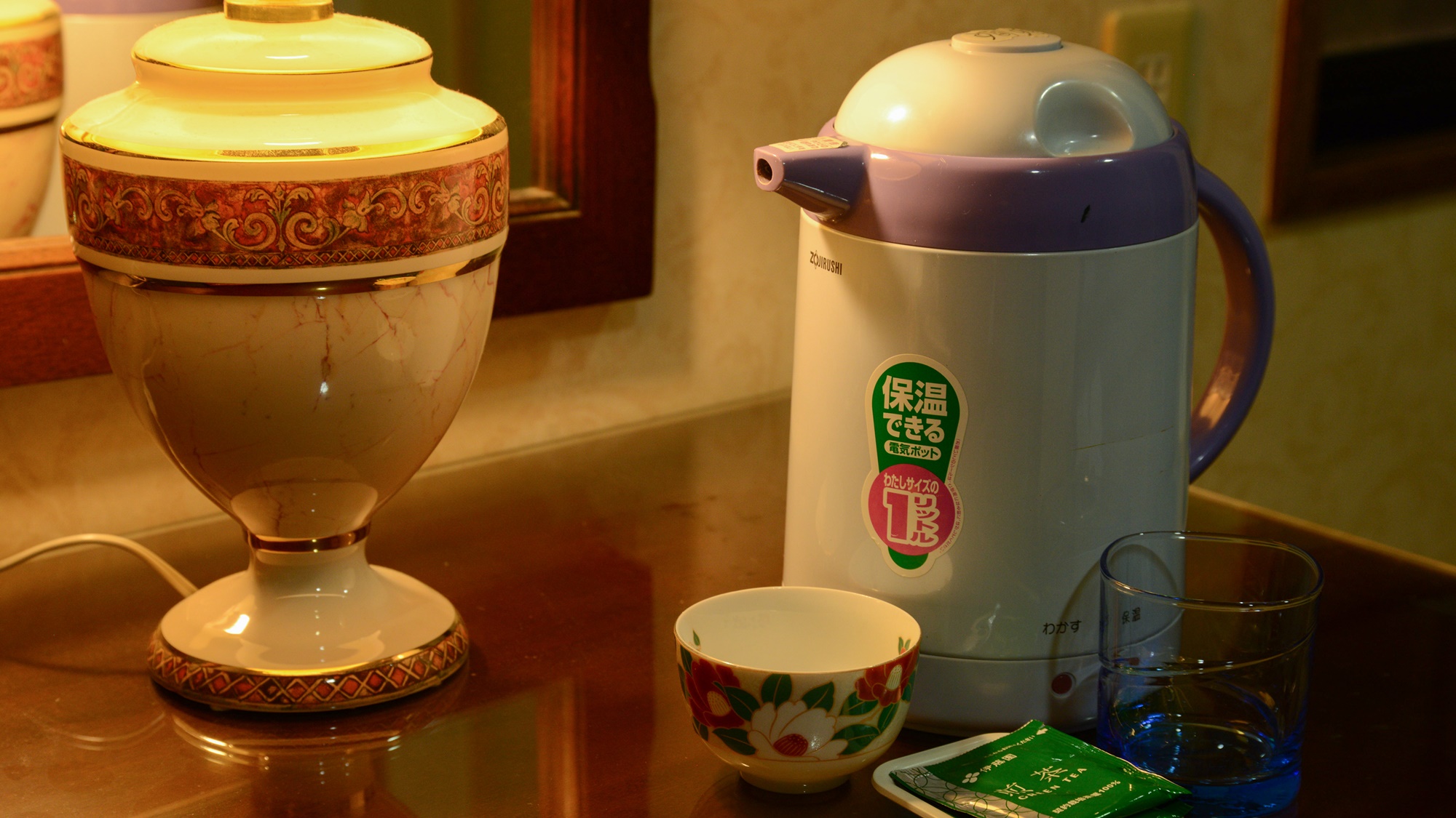 *【本館客室】電気ポットとお茶のセットをご準備しております。