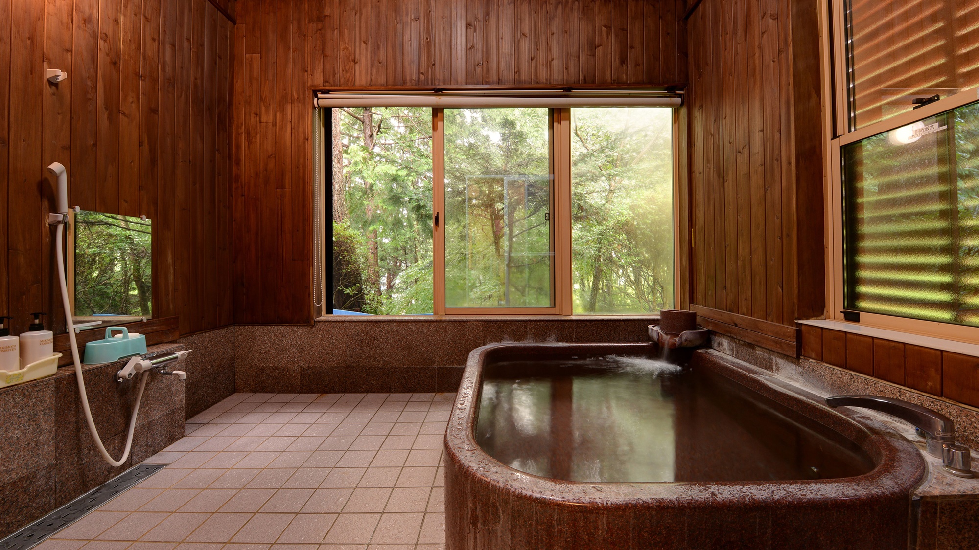 *【浴場(男湯)】窓からの景色は自然が広がり、リラックスできます。
