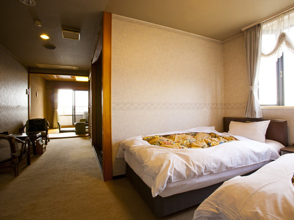 Standard Japanese and Western rooms (4th-8th floors, 6 tatami mats + twin) -All rooms are on the sea side