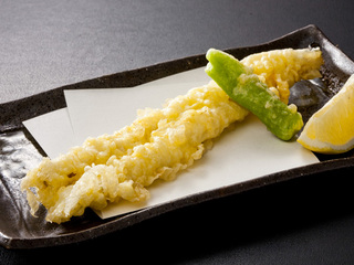［穴子の天ぷら］ホックホクの天ぷらをレモンと抹茶塩で
