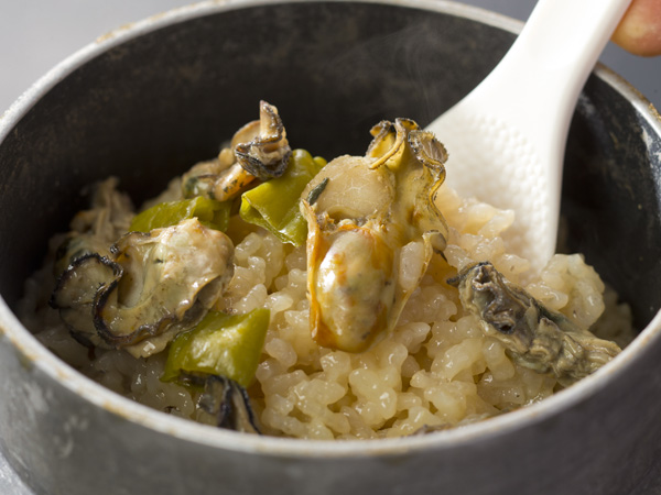 ［カキ釜飯］冬季(10～3月まで)限定。牡蠣の旨みが御飯に染み込んでます。