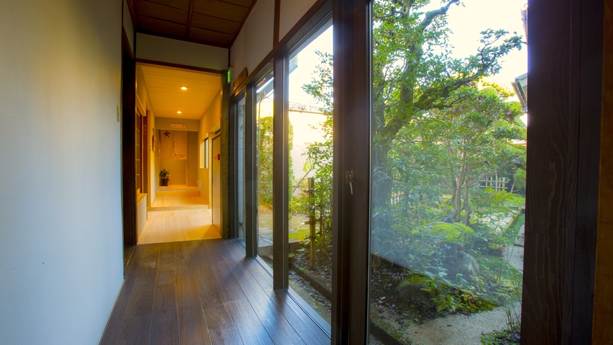 【館内】昭和初期の木造3階建てを生かし現代のモダンテイストを取り入れた館内。
