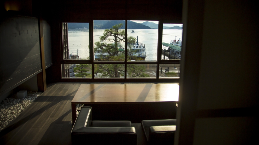 【3階◆和洋室】『一万尺』一枚窓から天橋立を望む絶景和モダン客室。墨色の床は桐材で設えております。