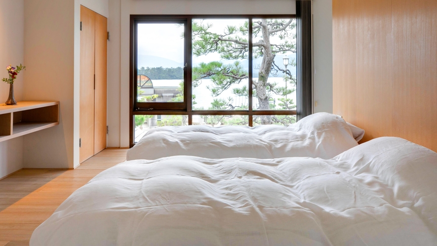 【2階◆眺望和洋室】ベットルームは桐材でしつらえており夏は涼しく冬は暖かい。