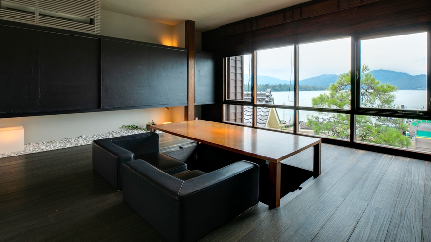 【3階◆和洋室】『一万尺』墨色の床は桐材でしつらえてあり、夏は涼しく冬は暖かく過ごせます。