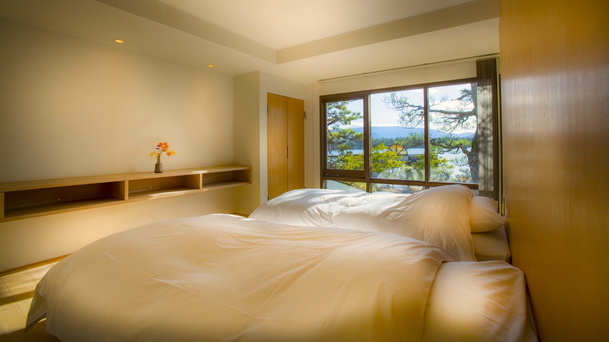 【2階◆眺望和洋室】ベットルームは桐材でしつらえており夏は涼しく冬は暖かい。
