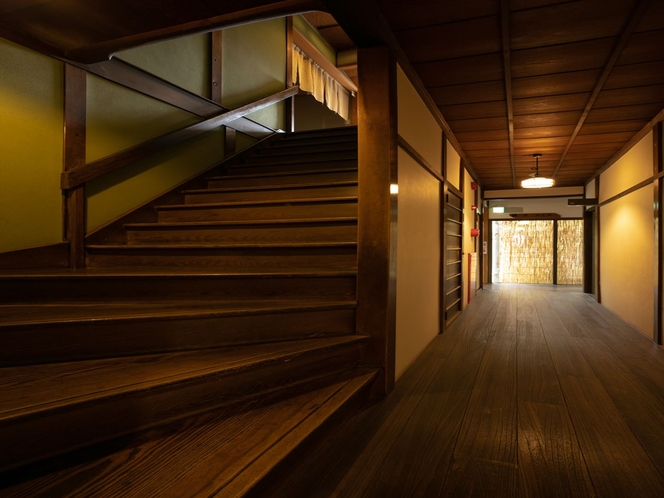 【館内】階段などの館内も、懐かしさを残しつつモダンな空間となっております。