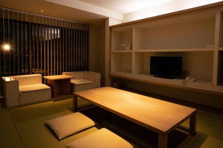 【2階◆眺望和洋室】夜はまた違った雰囲気を満喫できるお部屋です。