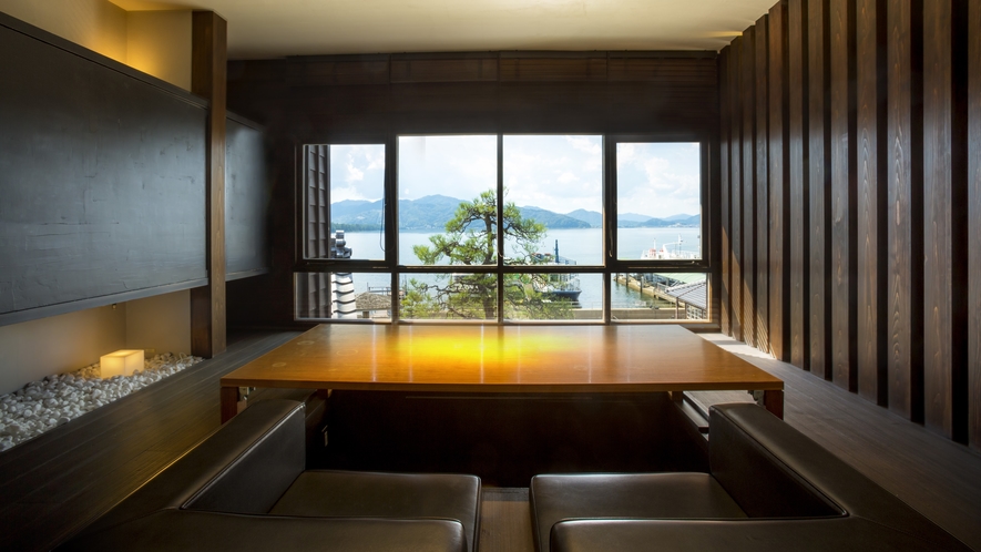 【3階◆和洋室】『一万尺』一枚窓から天橋立を望む絶景和モダン客室。墨色の床は桐材で設えております。