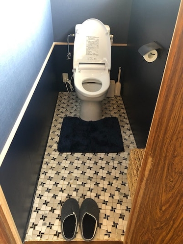 トイレは、昭和レトロなタイルが特徴。