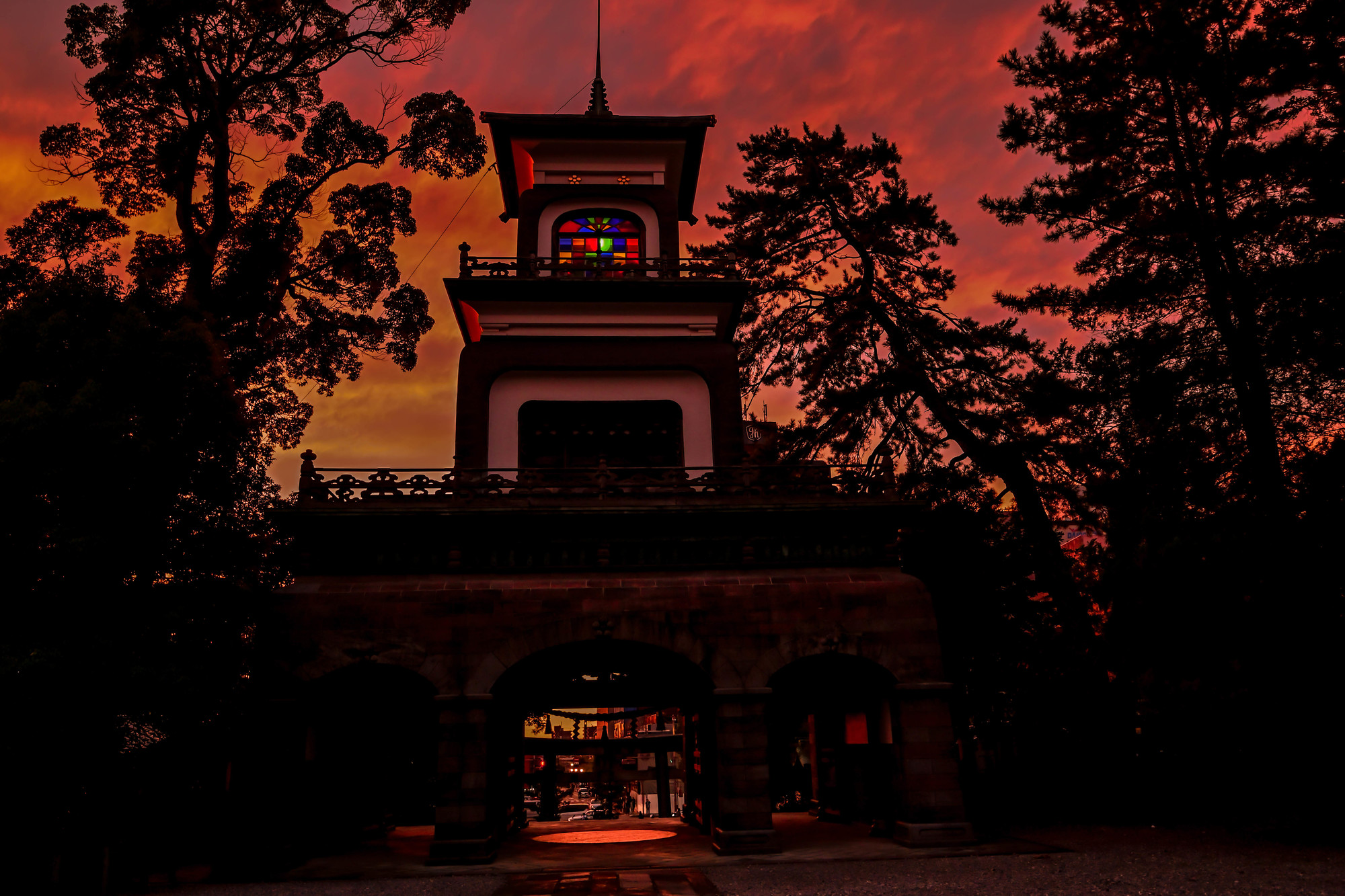 尾山神社神門　夕焼け