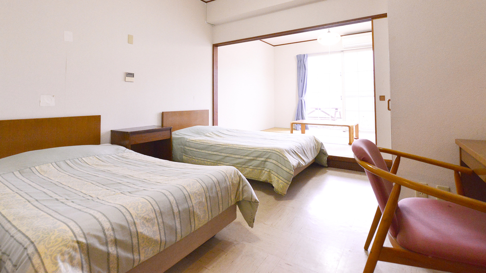 *和洋室（客室一例）/室と２ベットルーム、そして沖縄の太陽が降り注ぐバルコニーがございます！