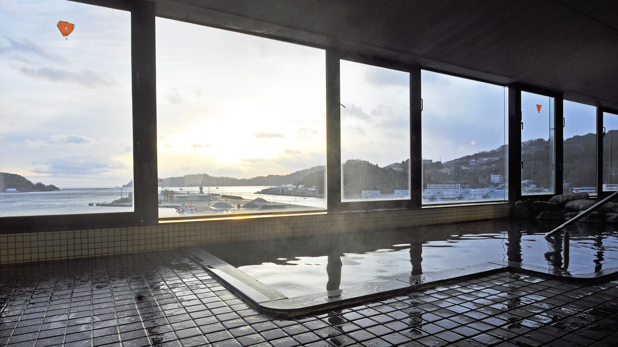 【展望大浴場】朝焼けを眺めながらゆったりとお寛ぎ下さい。