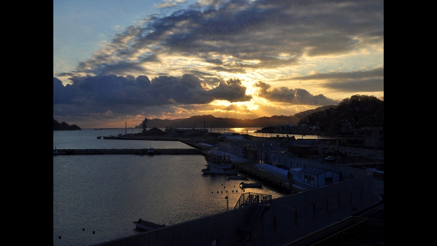 【和室12畳】釜石湾と美しい朝焼けのコントラストをお楽しみください。