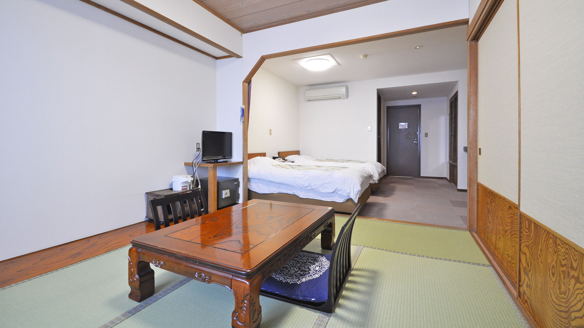 【和洋室】ベッドで寝たい方にも、畳でくつろぎたい方にもぴったりのお部屋です