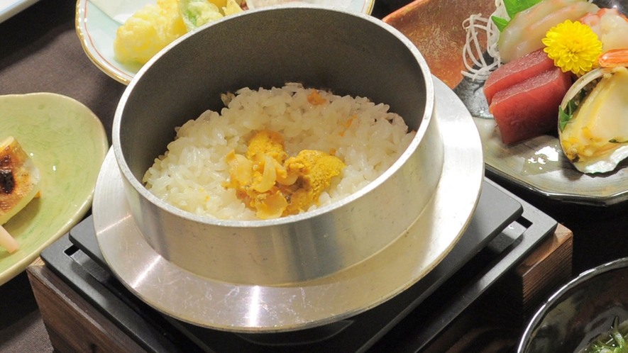 【ご夕食の一例】ウニとアワビが入った当館料理長特製のいちご煮釜飯