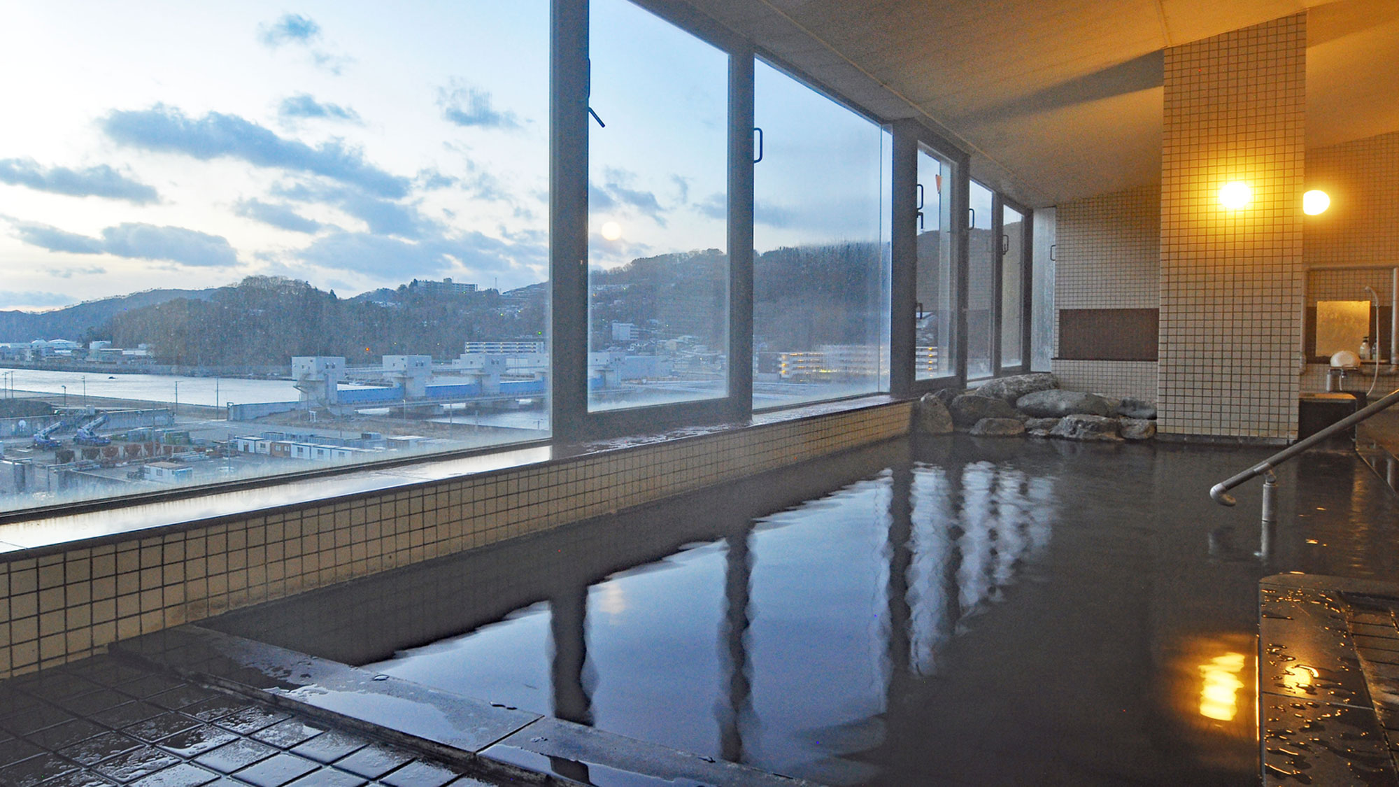 【展望大浴場】ご入浴時間は朝6時から9時、夜17時から23時まで。