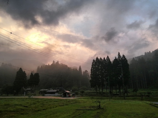 COCCO小入谷からみる雨上がりの夕方の風景