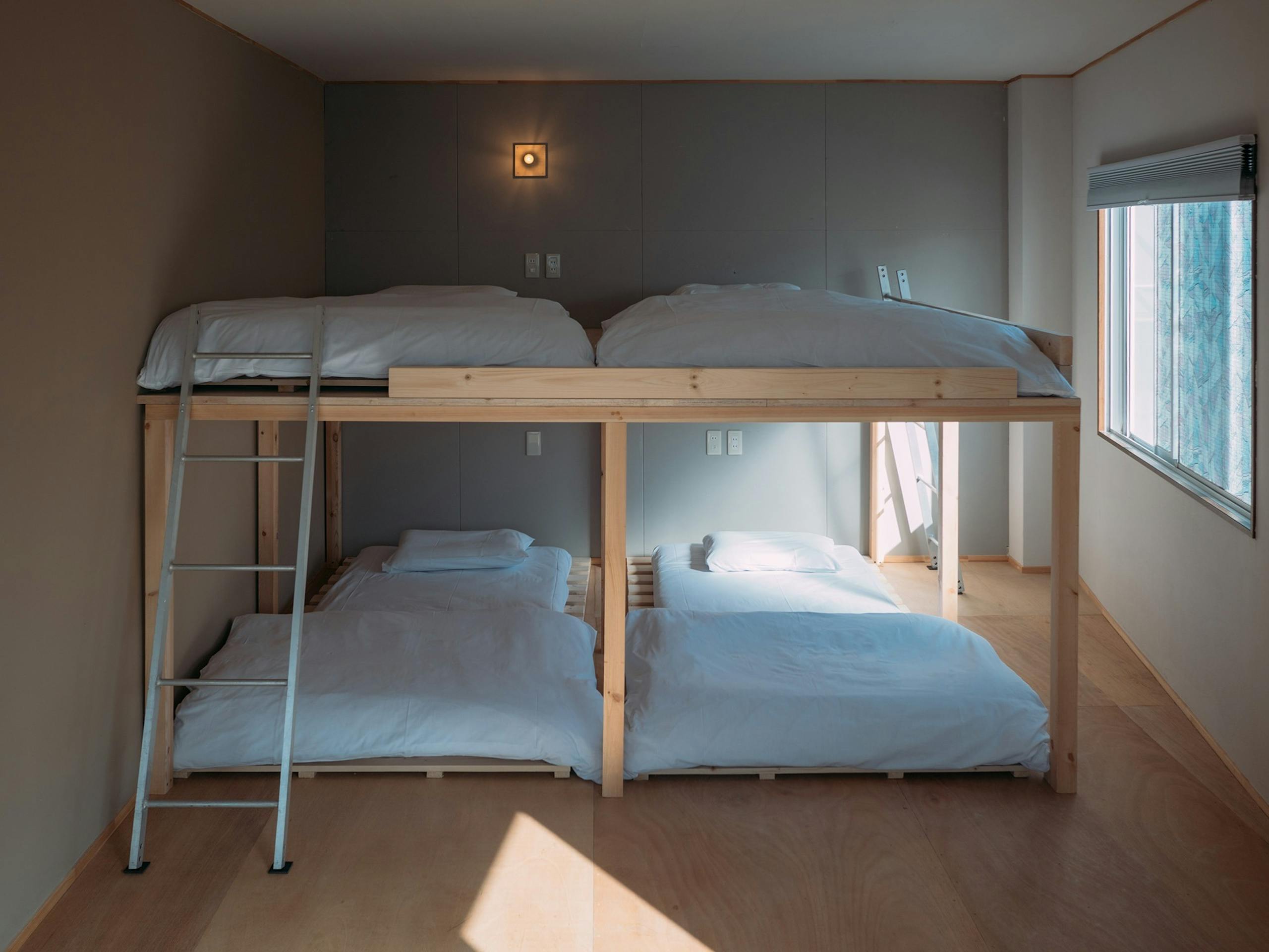 4 beds + 2 extra mattress available