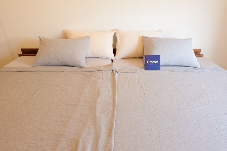 洋室にはセミダブルのベッド2つ合わせ、ファミリーサイズのベッドマットを採用しているため、真ん中で落ち